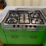 Cucina con Piano Cottura, cappa, lavandino e tavolo con 4 sedie Usata 602/u