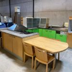 Cucina con Piano Cottura, cappa, lavandino e tavolo con 4 sedie Usata 602/u