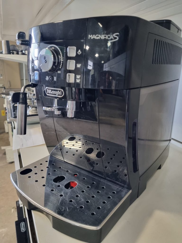 Macchina da caffè DeLonghi Magnifica S automatica con macinacaffè integrato Usata 514