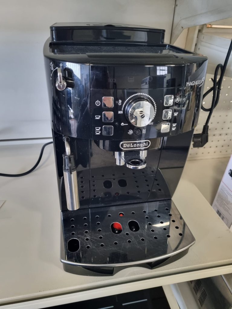Macchina da caffè DeLonghi Magnifica S automatica con macinacaffè integrato Usata 514