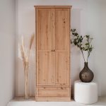 Armadio Timber 40A con 2 ante e 1 cassetto in rovere anticato con pomelli in metallo