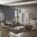 Camera da letto Aria con armadio 6 ante battenti con specchio in bianco spatolato neve e letto matrimoniale Ascoli grigio