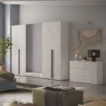 Camera da letto Aria con armadio 6 ante battenti con specchio in bianco spatolato neve e letto matrimoniale Ascoli grigio