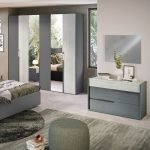 Camera da letto Faba in grigio e cemento con armadio 6 ante battenti a specchio e letto contenitore Ascoli grigio
