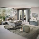 Camera da letto Faba in grigio e cemento con armadio 6 ante battenti a specchio e letto contenitore Ascoli grigio