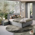 Camera da letto Faba in grigio e cemento con armadio 6 ante battenti a specchio e letto contenitore Ascoli grigio