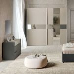 Camera da letto Tania in grigio e talco con armadio 2 ante scorrevoli con specchi e letto contenitore Napoli grigio