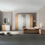 Camere da letto Fadri colore calce grigio chiaro e rovere miele