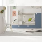 Cameretta con letto a castello e letto estraibile con armadio integrato colore bianco consumato e azzurro reversibile