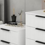 Cassettiera Kale 4 cassetti effetto cannettato bianco con maniglie nere