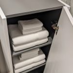Colonna bagno sospesa Soho 1 anta effetto cannettato colore bianco opaco e grigio scuro 120x27x35 cm