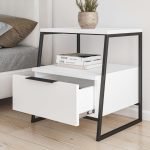 Comodino Pal con struttura bianca e gambe in metallo nero