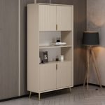 Credenza alta Kale con 4 ante effetto cannettato e 2 nicchie a giorno colore cashmere