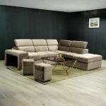 Divano angolare reversibile Positano con 5 poggiatesta regolabili e 2 pouf indipendenti in Barrel 09 cappuccino