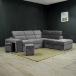 Divano angolare reversibile Positano con 5 poggiatesta regolabili e 2 pouf indipendenti in Barrel 90 grigio