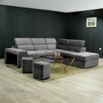 Divano angolare reversibile Positano con 5 poggiatesta regolabili e 2 pouf indipendenti in Barrel 90 grigio