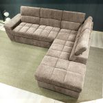 Divano letto angolare reversibile Amalfi con 5 poggiatesta regolabili e pouf indipendente in tessuto Giulia 9703 cappuccino