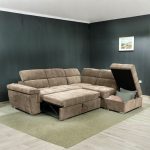 Divano letto angolare reversibile Amalfi con 5 poggiatesta regolabili e pouf indipendente in tessuto Giulia 9703 cappuccino
