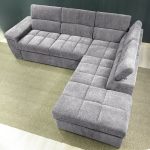Divano letto angolare reversibile Amalfi con 5 poggiatesta regolabili e pouf indipendente in tessuto Giulia 9712 grigio chiaro