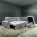 Divano letto angolare reversibile Amalfi con 5 poggiatesta regolabili e pouf indipendente in tessuto Giulia 9712 grigio chiaro