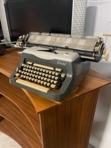 Everest Macchina da scrivere Usata 18