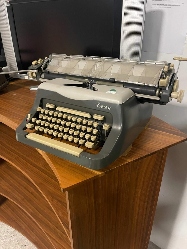 Everest Macchina da scrivere Usata 18