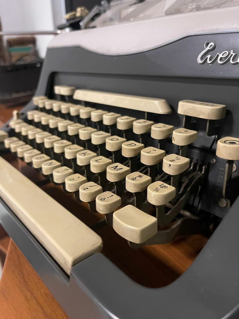 Everest Macchina da scrivere Usata 18