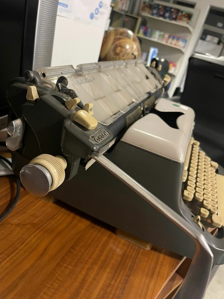 Everest Macchina da scrivere Usata 18