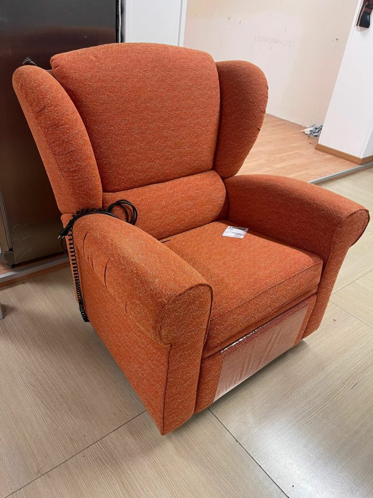 Poltrona elettrica nuova in tessuto Nuova da esposizione 2330/U