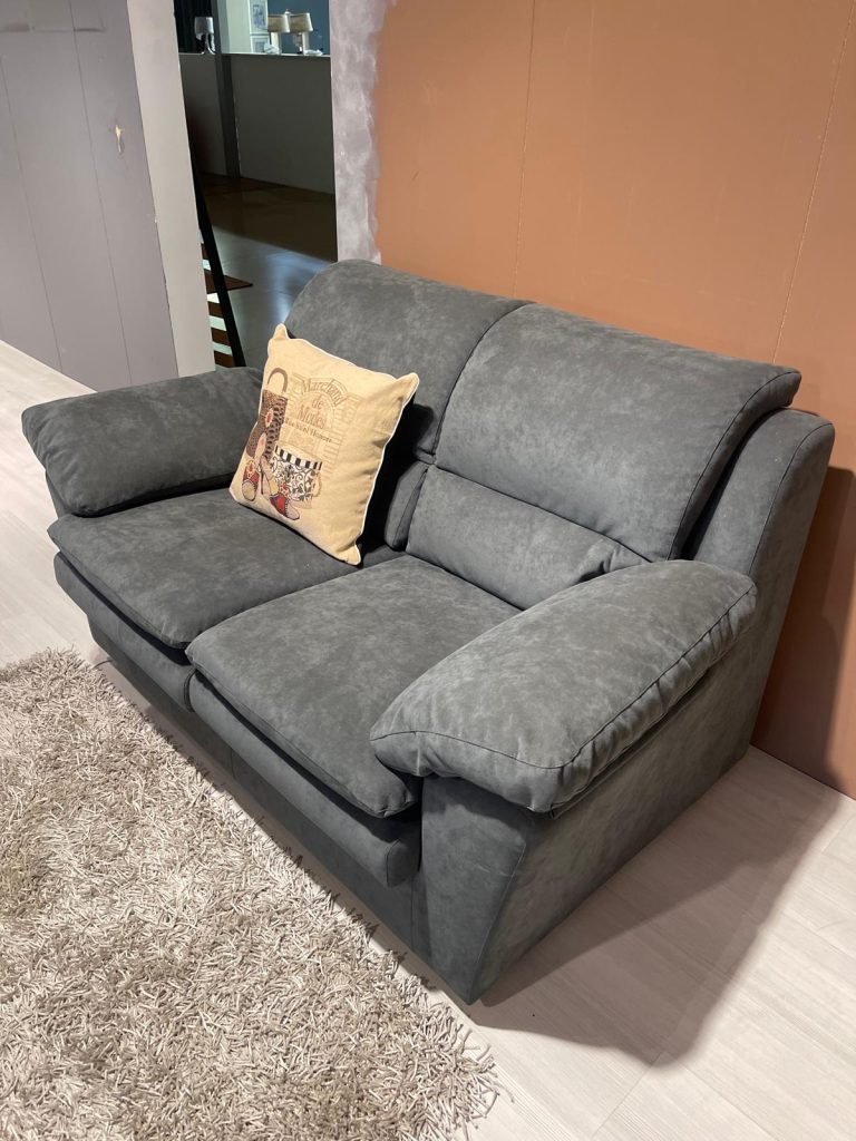 Divano 2 posti in tessuto alcantara Nuovo da esposizione 2396/U