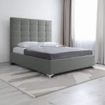 Letto matrimoniale Napoli Grande imbottito con contenitore in tessuto barrel 83 grigio chiaro con bottoni