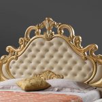 Letto matrimoniale imbottito Aleksandra in stile barocco con contenitore in ecopelle in crema inserti in oro e pietre cristallo