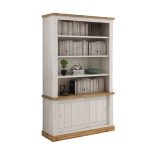 Libreria Anthony III con 2 ante scorrevoli e 3 ripiani colore rovere wotan e anderson pine stile shabby
