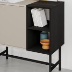 Mobile multiuso Mona Mini con anta cashmere e due nicchie a giorno nere