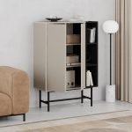 Mobile multiuso Mona con due ante cashmere e tre nicchie a giorno nere
