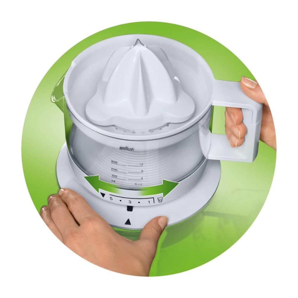 Braun CJ3000 Spremiagrumi, rotazione a destra e sinistra, avvio e arresto automatici, base antiscivolo, vano portacavo, capacità caraffa 350ml con misuratore graduato, pratico beccuccio, 20w, Bianco