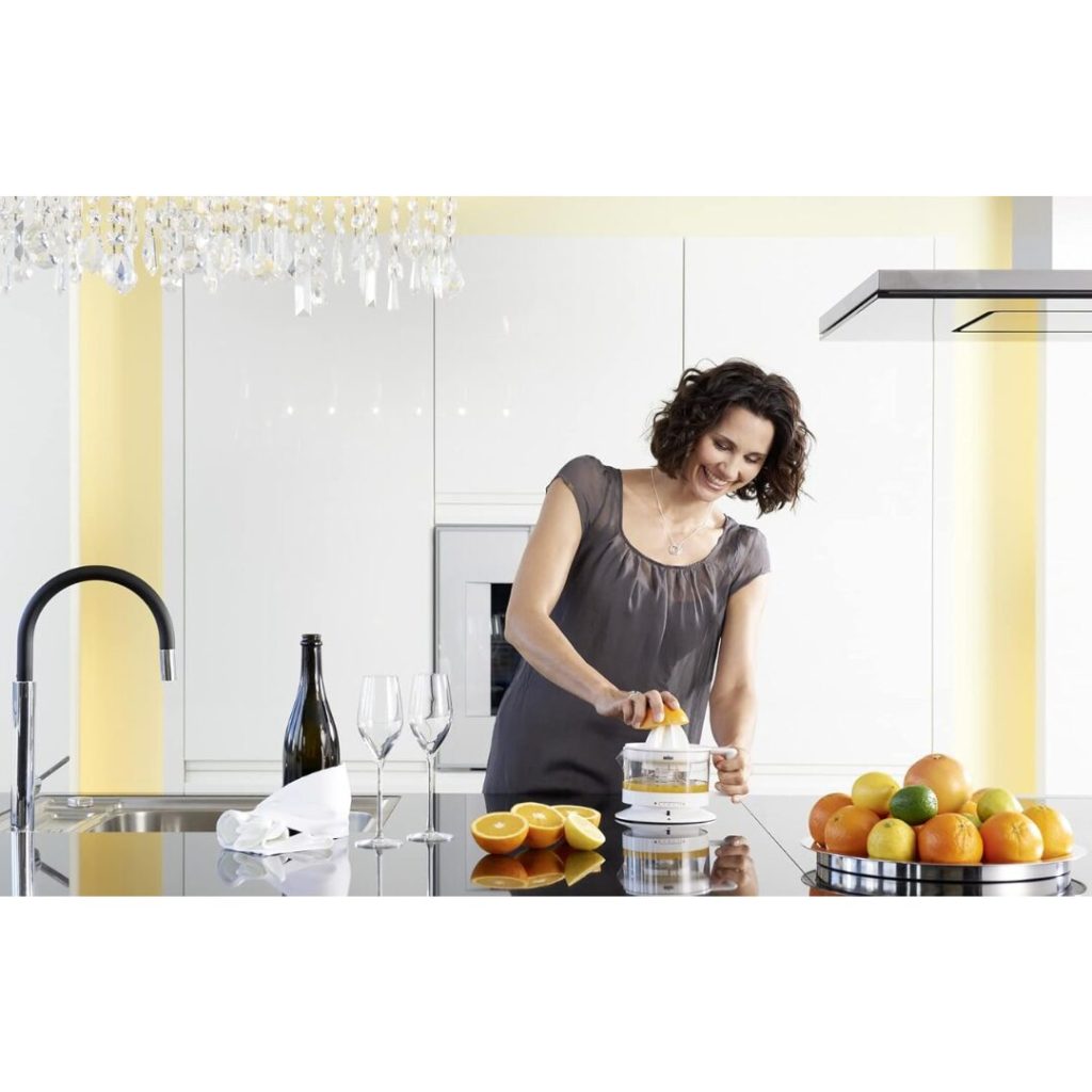 Braun CJ3000 Spremiagrumi, rotazione a destra e sinistra, avvio e arresto automatici, base antiscivolo, vano portacavo, capacità caraffa 350ml con misuratore graduato, pratico beccuccio, 20w, Bianco