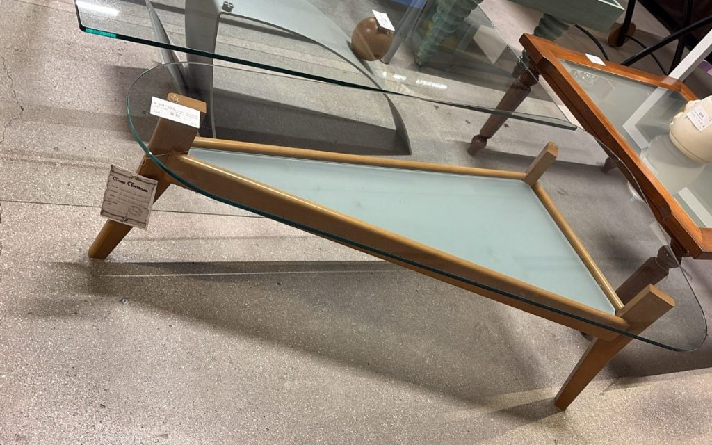 Tavolino 3 Gambe In Legno Con Piano In Vetro Nuovo da esposizione 357