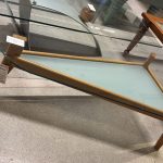 Tavolino 3 Gambe In Legno Con Piano In Vetro Nuovo da esposizione 357