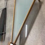 Tavolino 3 Gambe In Legno Con Piano In Vetro Nuovo da esposizione 357