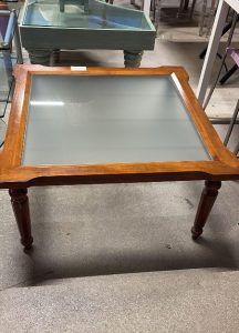 Tavolino in vetro con struttura in legno Nuovo da esposizione 372/U