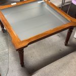 Tavolino in vetro con struttura in legno Nuovo da esposizione 372/U