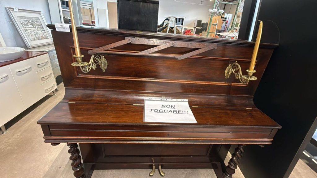 Pianoforte Antico Con Candelabri In Ottone Nuovo da esposizione 496/U