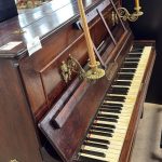 Pianoforte Antico Con Candelabri In Ottone Nuovo da esposizione 496/U