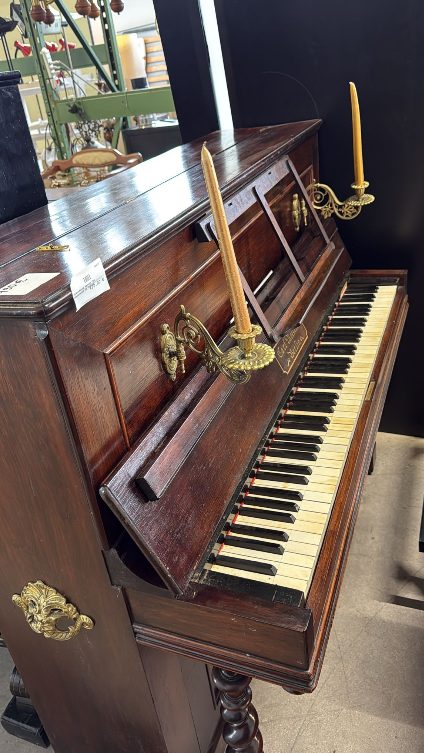 Pianoforte Antico Con Candelabri In Ottone Nuovo da esposizione 496/U