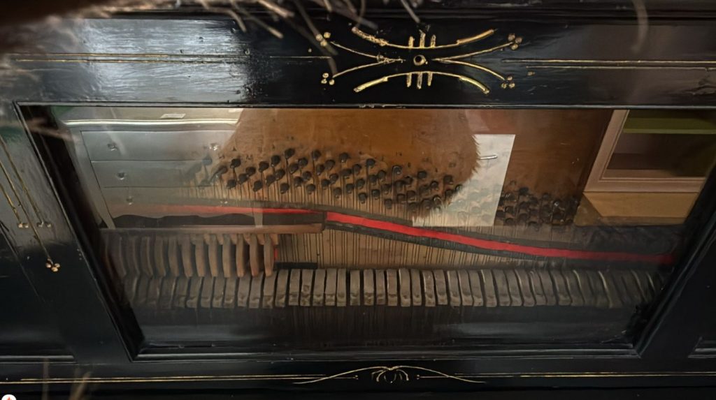 Pianoforte Verticale Antico Nuovo da esposizione 497/U