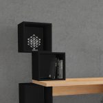 Scrivania Balance con piano rovere e ripiani cubotti nero
