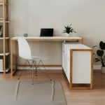 Scrivania angolare New Denver37A reversibile con 1 cassetto 1 anta e 4 ripiani in bianco e rovere