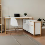 Scrivania angolare New Denver37A reversibile con 1 cassetto 1 anta e 4 ripiani in bianco e rovere