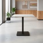 Set 2 tavoli Elora 80x80 con piano in ceramica effetto marmo bianco calacatta e gambe nere